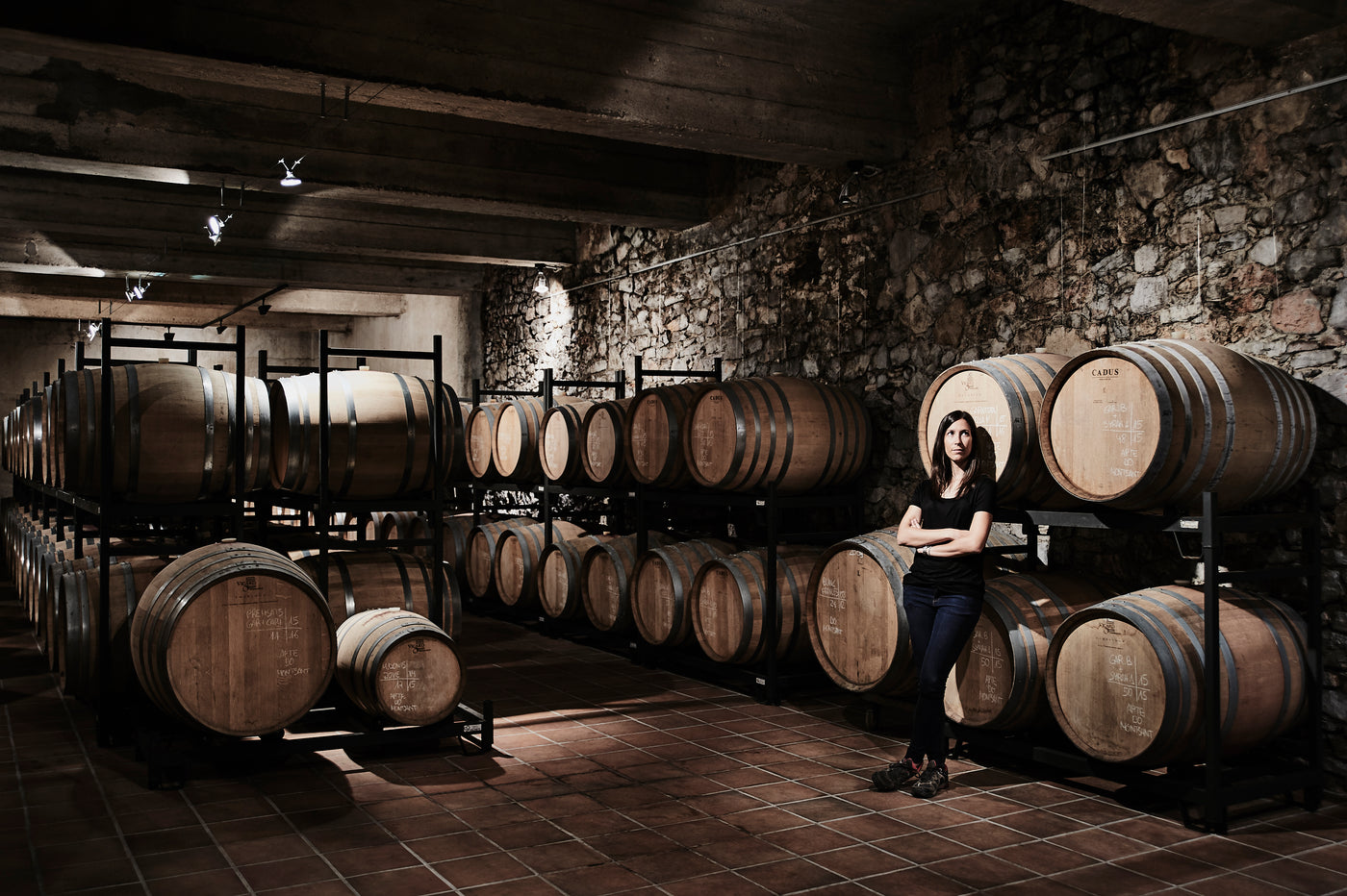 Die Önologin Anna Rovira, in einem kleinnen Teil des Barrique Lagers vom Cellar de Capcanes