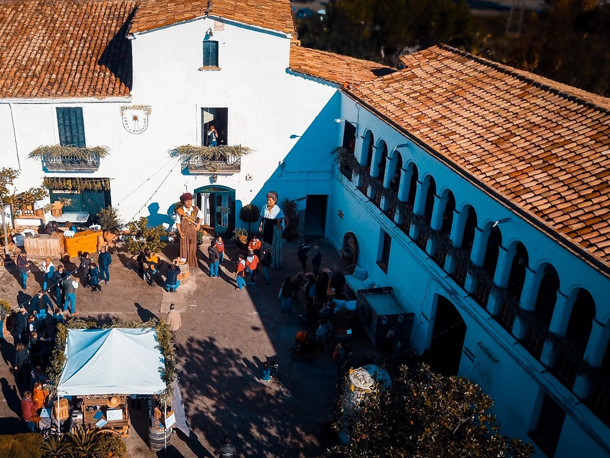 Weinfest im Innenhof der Bodega Ca N'Estella. Und rechts im Bild: jene Terrasse, die ihr auf unserer Startseite schon gefühlt hundertmal gesehen habt — jetzt wisst ihr, wo sie steht.